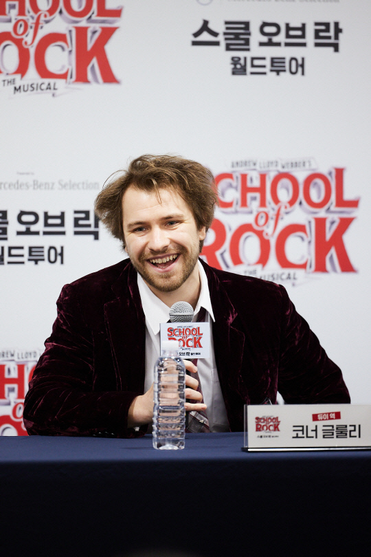 듀이 역의 코너 글룰리가 '스쿨 오브 락' 기자간담회에서 취재진의 질문에 답하고 있다. 에스앤코 제공